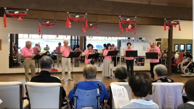 皆で合唱！オカリナ演奏会♪