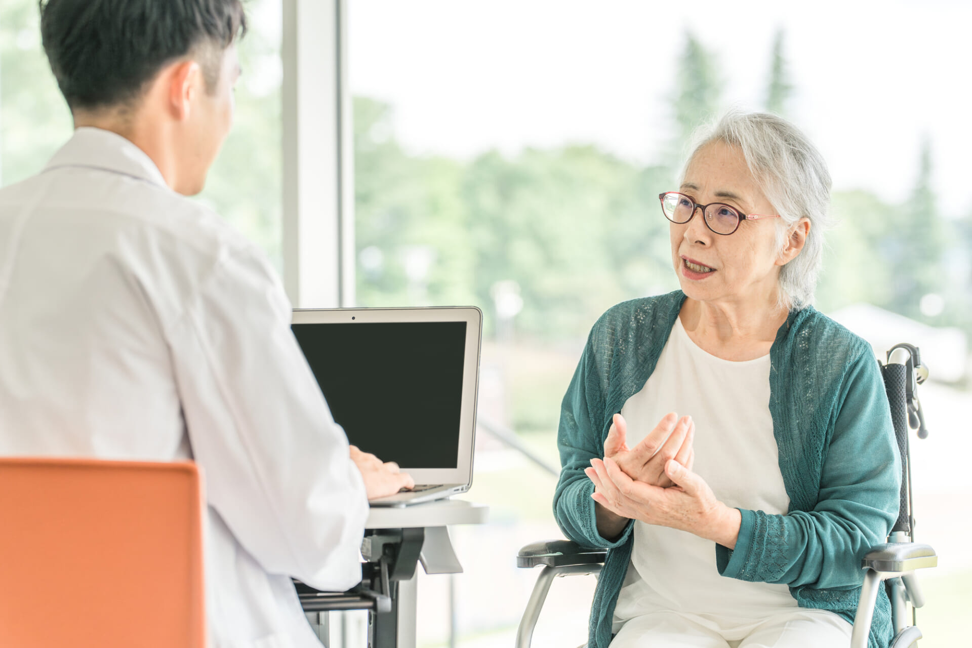 パーキンソン病の治療とは？薬物療法・リハビリ・手術療法を解説